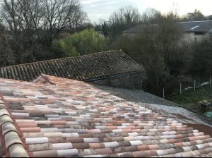 rénovation d'une toiture avec des tuiles de différentes couleurs